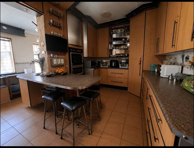7 BEDROOM HOUSE FOR SALE IN MOOILANDE